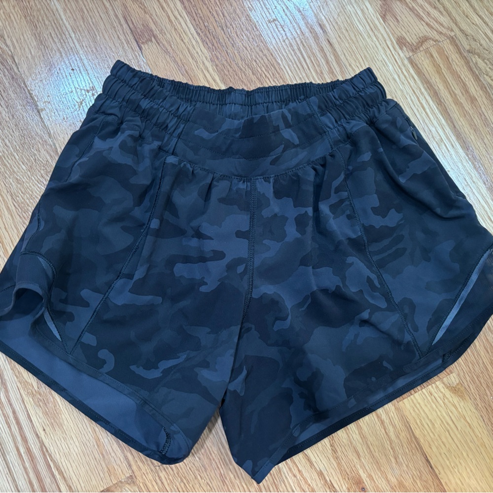 Lululemon Hotty Hot Short II 4" Heritage 365 Camo Deep Coal